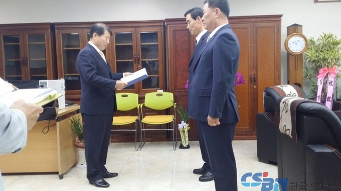 구리농수산물공사 신임 비상임이사 임명장을 수여하는 백경현 구리시장