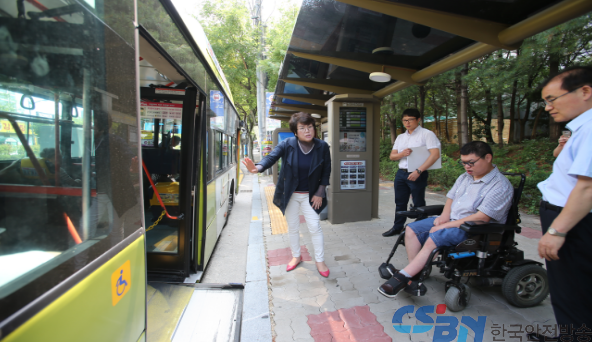 최은희 도의원, 저상버스정류장 실태점검 나서.